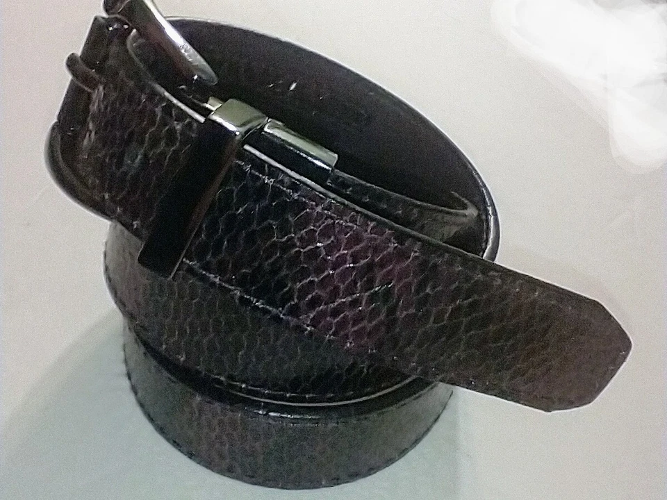 Cinturón reversible de cuero sintético en relieve Nine West púrpura lagarto para mujer talla: S Foto 3 de 4