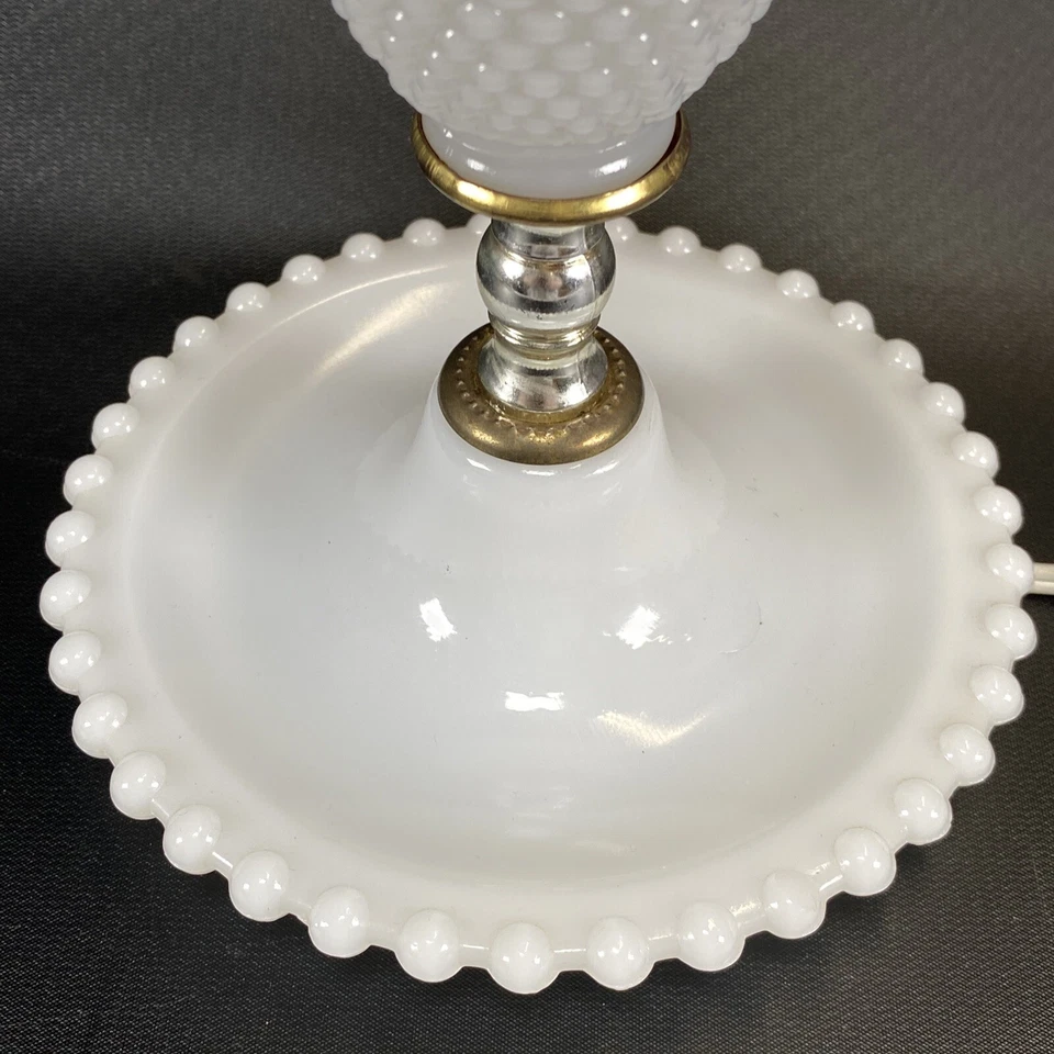 Lámpara Vintage Fenton Vidrio Leche Hobnail Mesa Mesita de Noche Boudoir 11.5x6 Cottage Chic Foto 4 de 4