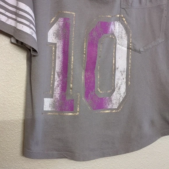 Camiseta deportiva corta gris corazón Derek con rayas moradas y doradas para mujer talla M Foto 4 de 4