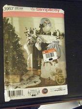 Simplicity 3967 Christmas Bags, Stockings, Wreath  Treeskirt Pattern