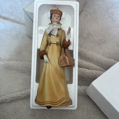AVON 1981 MRS ALBEE PRESIDENTS CLUB AWARD FULL SIZE FIGURINE W/ BOX 