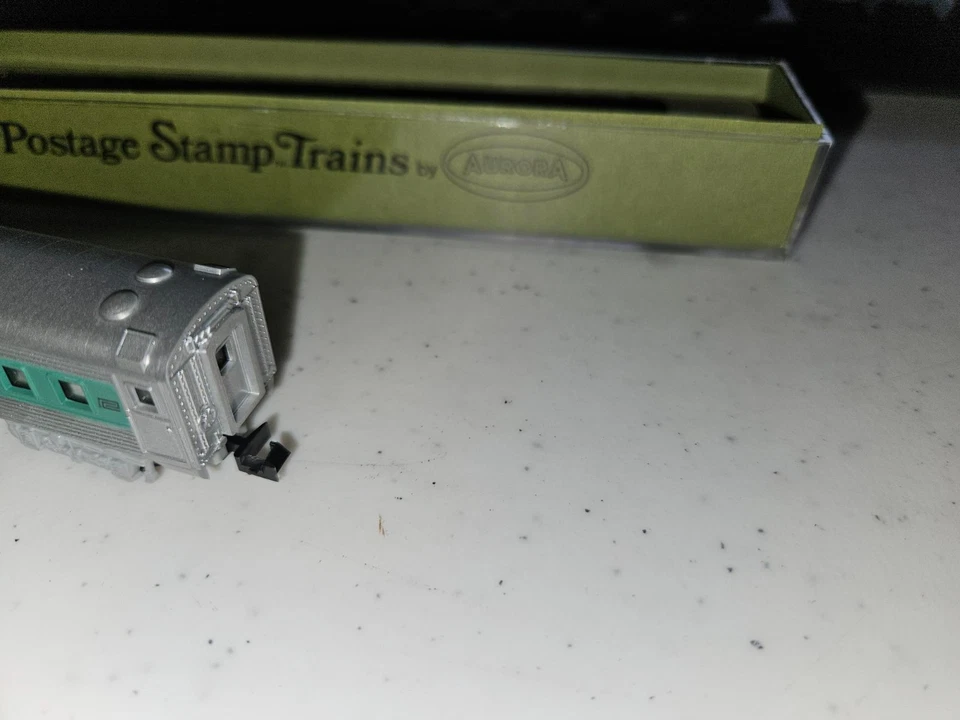 N GUAGE, PENN CENTRAL STREAMLINED PASSENGER CAR (0143), SOLD AS PICTURED - Image 4 of 4