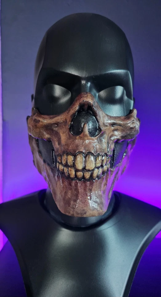 Máscara de barbilla de calavera de látex hecha a mano para adultos - Hecha y pintada por Lala Co. Foto 2 de 4