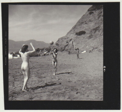 Original 1970er Akt am Strand beim Ballspiel, Kontaktabzug, contact print