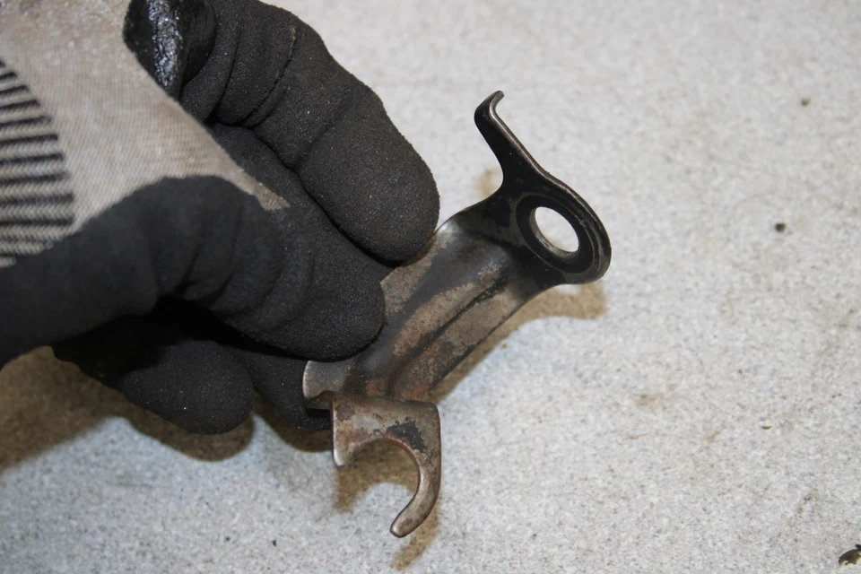 1975 Suzuki GT380 Sebring ЗАДНИЙ ТОРМОЗ СТОП ПЕРЕКЛЮЧАТЕЛЬ КРОНШТЕЙН O6-2813.ZQ - Изображение 4 из 4