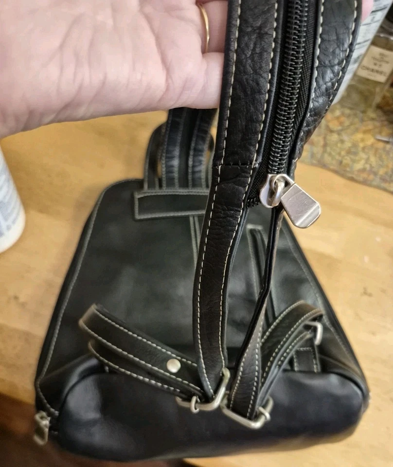 Le Donne Genuine Leather Split Zipper Strap Backpack Blak 10"Tall 10"Wide Bottom - Image 2 of 4