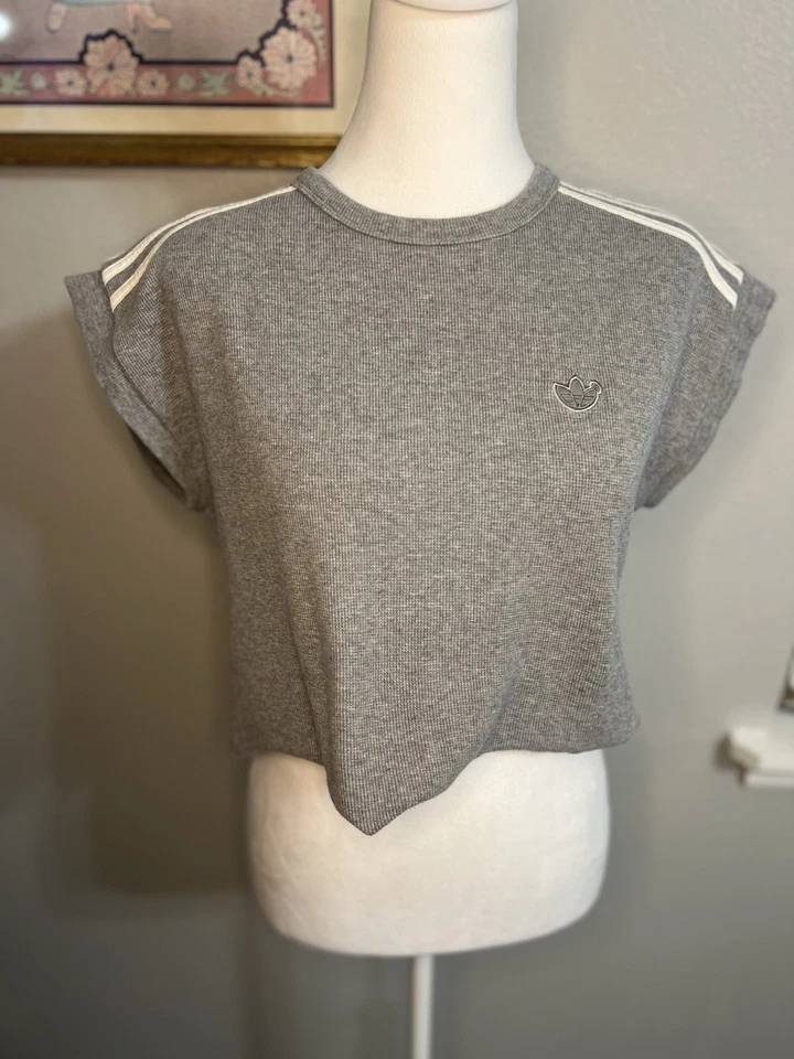 Blusa cropped Adidas HE1476 versão azul waffle cinza médio 2021 - Imagem 2 de 4