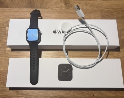 Apple Watch SE 40mm Space Grau Aluminiumgehäuse mit Schwarz Sportarmband -...