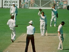 Derek Randall doffs his cap to Dennis Lillee Australia v England C- Old Photo