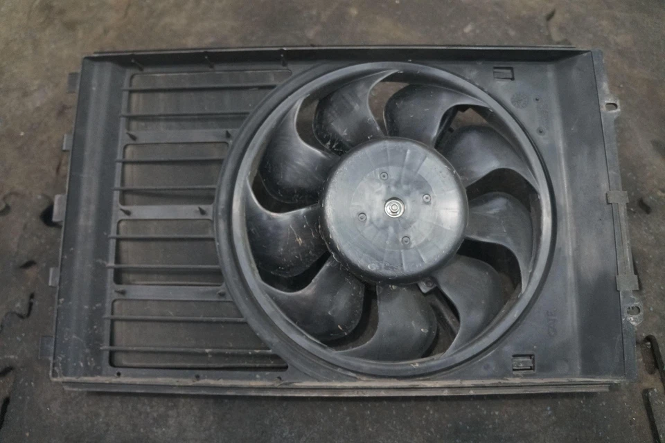 Двигатель вентилятора охлаждения левого электрического радиатора 99662403701 от оригинального производителя Porsche 911 996 2003 - Изображение 3 из 4