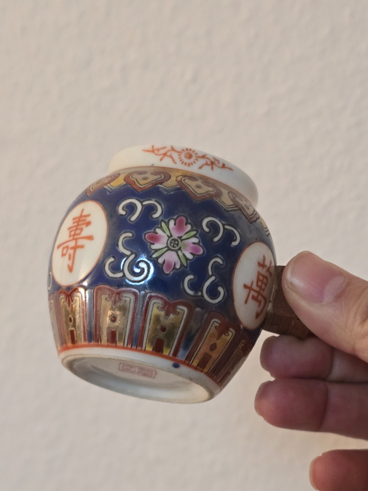 Asiatische Mini-Tasse / Sake-Becher mit Holzgriff – Gold & Blau – Marke „乾隆年製“