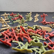 Mixed Lot of Plastic Army Men Toy Soldiers 2015 Lanard Bucket / Tub