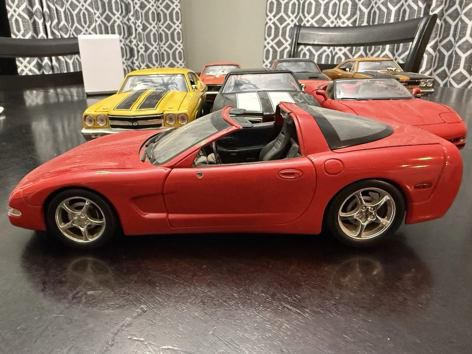 ERTL 2003 Chevrolet Corvette Diecast Model, Red, 1:18 Scale MISSING MIRRORS/TOP - Image 2 of 4