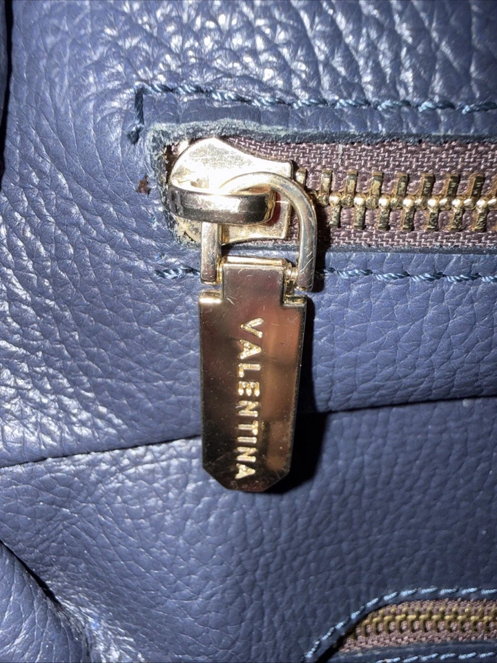 Único Bolso de Mano y Mochila Convertible Valentina Azul Marino Cuero Guijarro Usado en Excelente Condición Foto 4 de 4