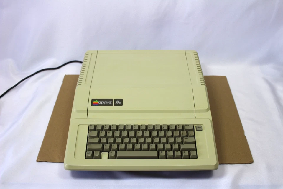 COMPUTADORA APPLE IIe modelo:A2S2064 con caja original-para repuestos/reparación o RESTAURACIÓN Foto 3 de 4