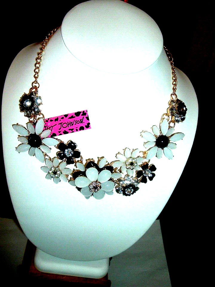 COLLAR BABERO FLORES CRISTAL ÓPALO SIMULADO BLANCO NEGRO Betsey Johnson Foto 2 de 4