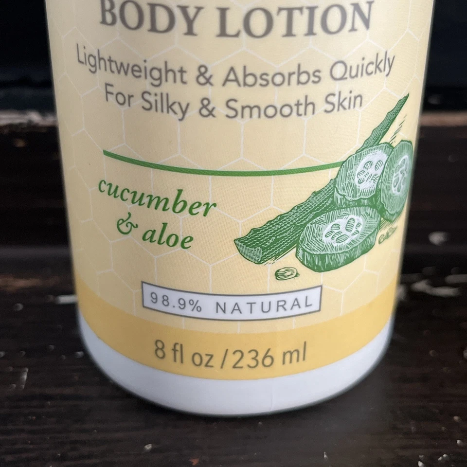 Loción corporal transparente Burt's Bees pepino y aloe para piel sedosa y suave 8 fl oz Foto 2 de 4