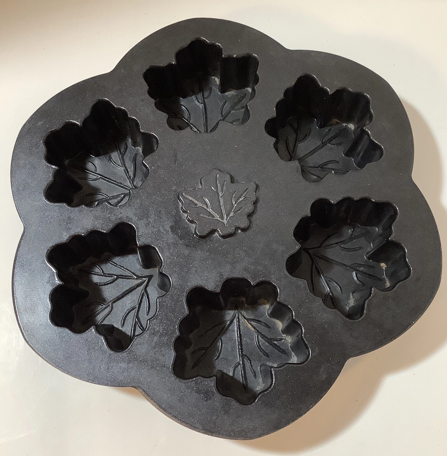 Nordic Ware Nonstick Muffin Cakes Pan Autumn Maple Leaf Shapes Makes 6 Bakeware