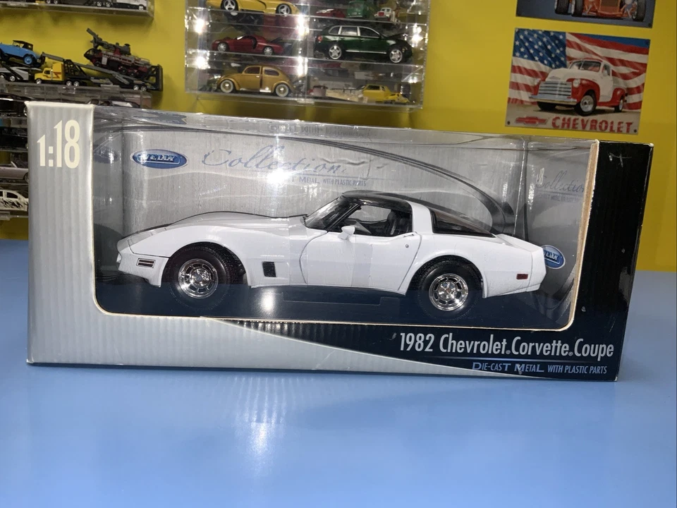 Welly 1982 Chevy Corvette Coupe  1:18 Scale White #12546W - Image 4 of 4