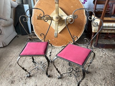 Verzierter Metall kleiner Stuhl Esszimmer Akzent Schlafzimmer rot Stoff Sitz Gothic Vintage