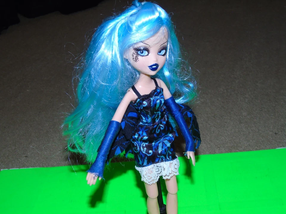 Muñeca Bratzillas Bratz Carolina Pasada ORIGINAL De Colección CON SOPORTE ORIGINAL Witchez Foto 3 de 4