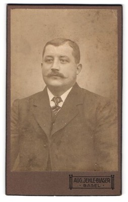 Fotografie Aug. Jehle-Blaser, Basel, Bürgerlicher Herr im Anzug mit Schnauzbart 
