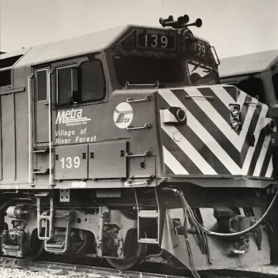 Metra Eisenbahn METX #139 F40PH Dorf Fluss Wald Elektromotor Zug Foto