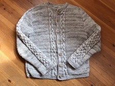 Handgestrickte Trachten Weste Hellbeige mit Zopfmuster Schachenmeier Wolle Gr.52