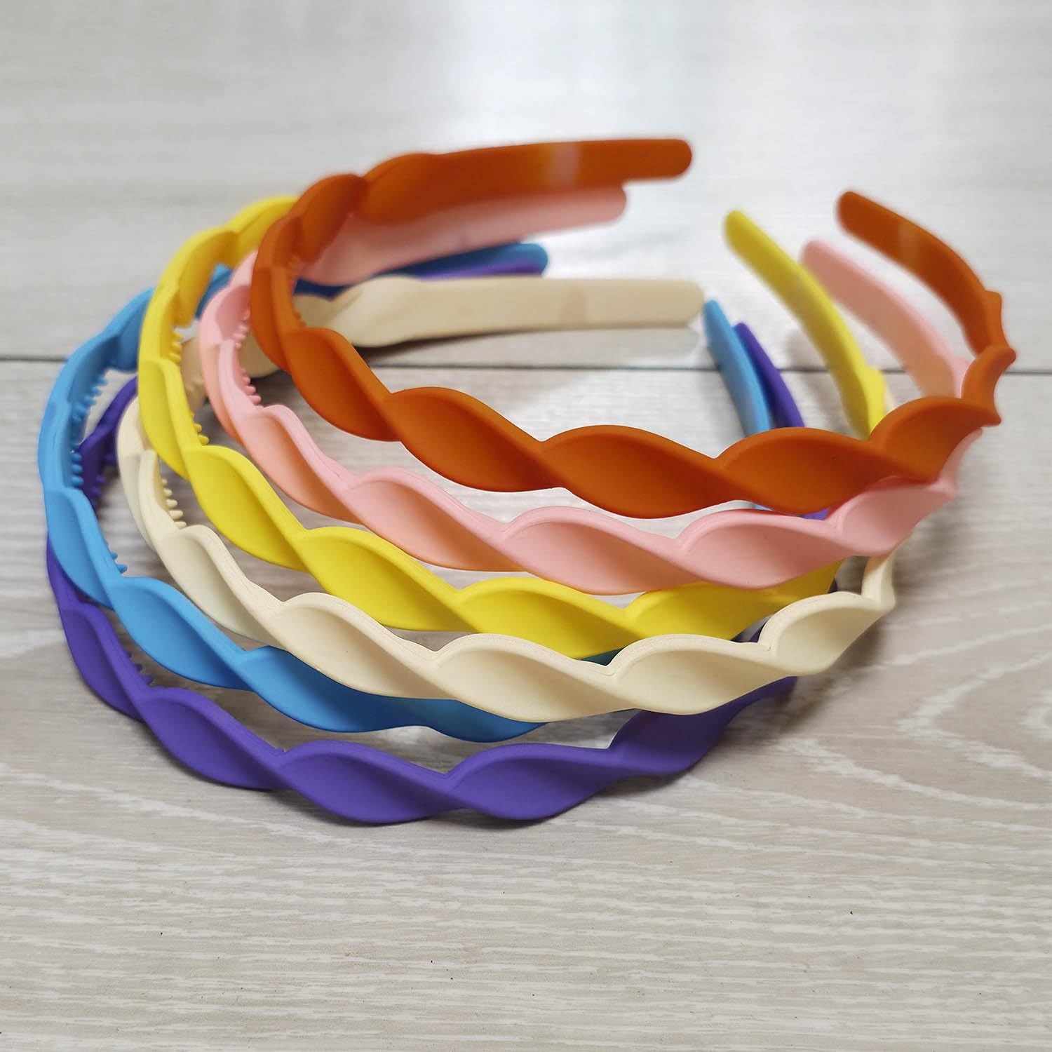 как выглядит 6 PCS Wavy Colorful Plastic Headbands Thin Design Inner Teeth Girls Women фото