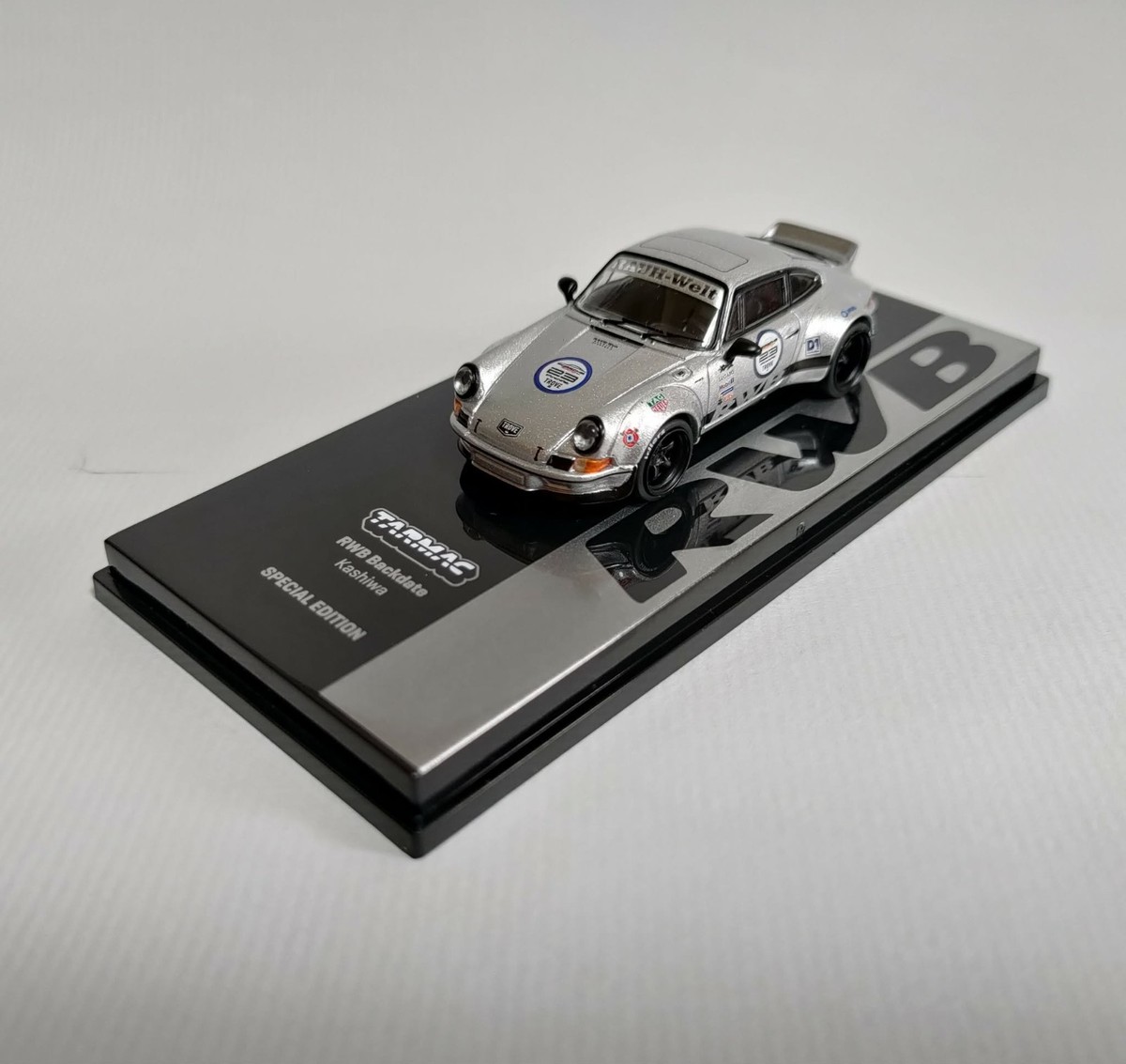 TARMAC WORKS Taiwan 7-11 Limited RWB Backdate Kashiwa (2026) ~ 1