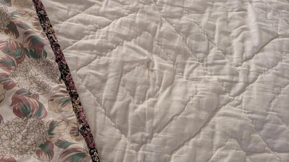 Quilt King (76"x 88") Hand stitched. Squares of Purple. With 2 firm 18" pillows - Image 3 of 4