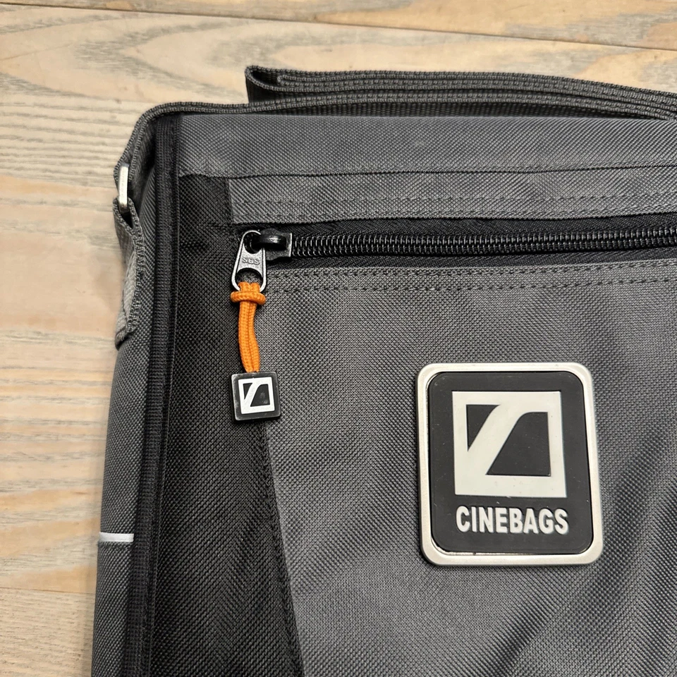 NOVA Bolsa Cinebags CB19 iPad/Tablet Sling Gear - DEPOIS DA TERRA - Imagem 2 de 4