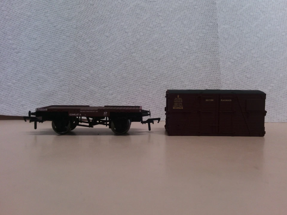 Bachmann Trains Branch Line BR Conflat with BD Container Crimson Van HO/OO - Image 4 of 4