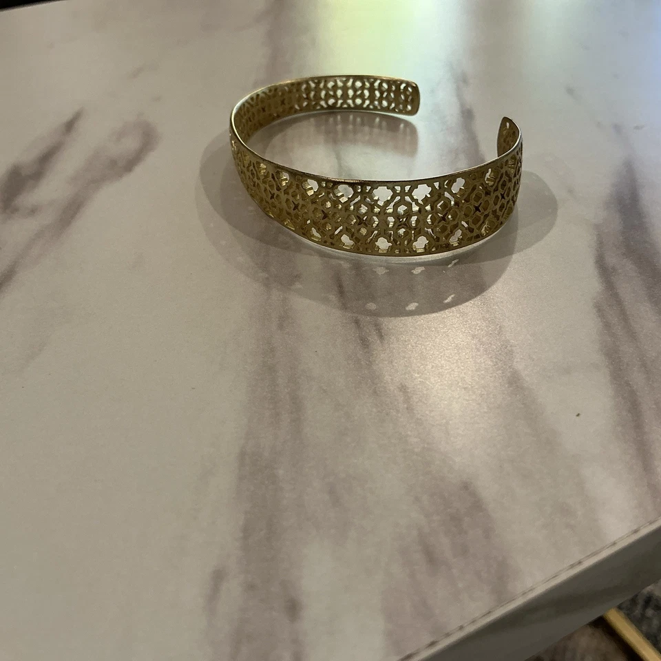 Brazalete Kendra Scott Uma tono dorado filigrana Foto 2 de 3