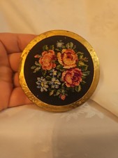 ​Wunderschöne antike Puder-Dose mit Petit Point Stickerei – "Original Wien" 