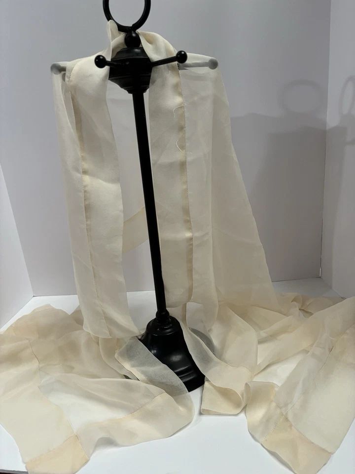 Mantón/bufanda de seda Echo hecho en Japón. 6’ de largo por 17” de ancho. Color hueso Foto 3 de 4