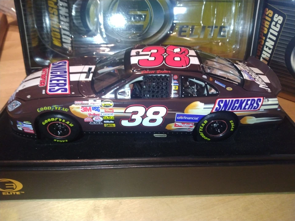  1:24 Elliott Sadler #38 Snickers 2006 Fusion Elite 1 de 250. (026) Foto 2 de 4