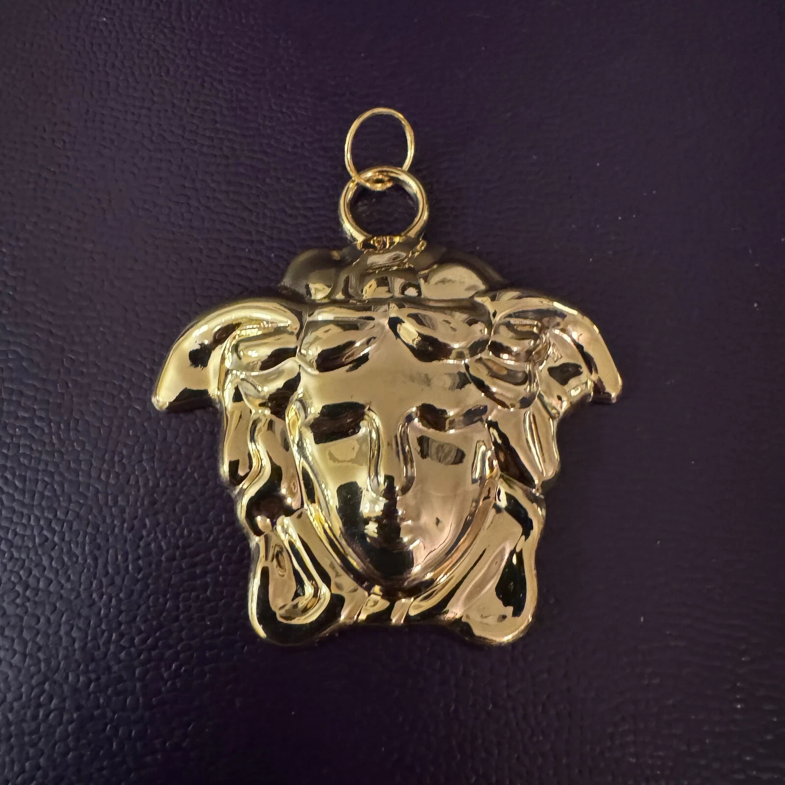 Enorme ciondolo Versace testa di Medusa timbrato tono oro 2 5 pollici