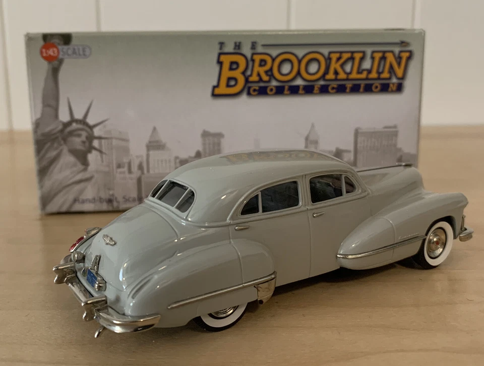 Brooklin Models 1:43 BRK 184 - 1947 Cadillac Series 62 sedã 4 portas, cinza francês - Imagem 2 de 4