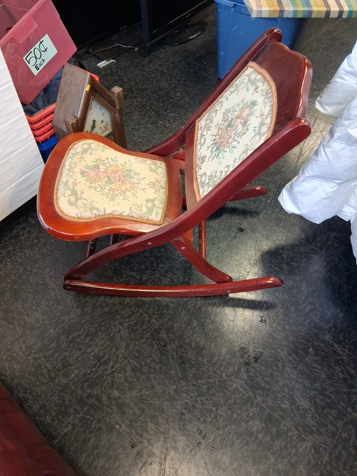 Mecedora plegable de colección estilo mediados de siglo tapiz madera de cerezo victoriano *LEER Foto 4 de 4