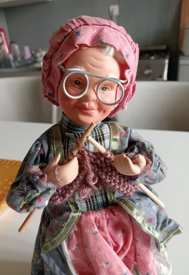 ANCIEN AUTOMATE A MUSIQUE GRAND MERE TRICOTEUSE TRICOT - Photo 2/4