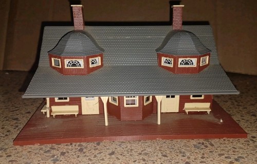 Edificio de estación principal AHM 15811 HO de plástico vintage ya construido BONITO ESTADO.  | Zustand: Used