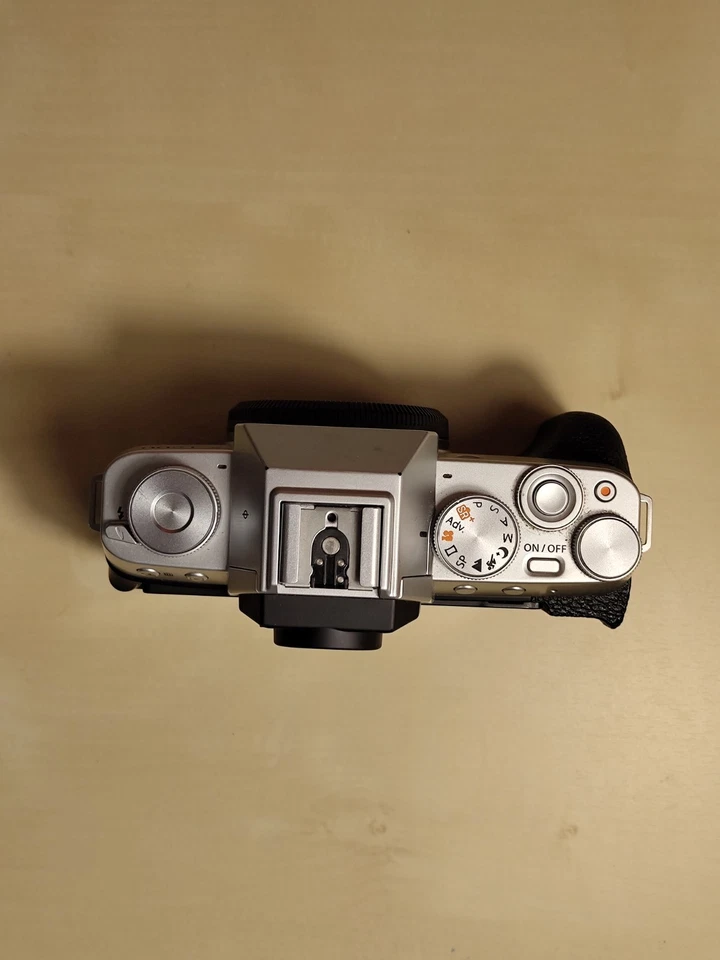 Silver Fujifilm X-T200 Mirrorless Digital Camera - 24.2MP - Low Shutter Count - Bild 3 von 4