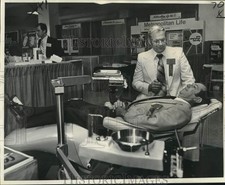 1975 Press Photo 28th annual New Orleans Dental Conference speakers test chair