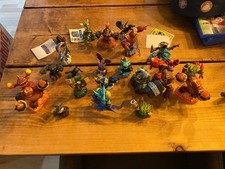 Skylanders Konvolut mit Figuren, Portalen und Tragetaschen