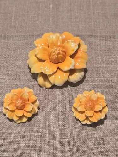 VINTAGE 1940S GES GESCH CELLULOID GOLD ORANGE FLOWER BROOCH PIN EARRING SET #582 - Afbeelding 1 van 7