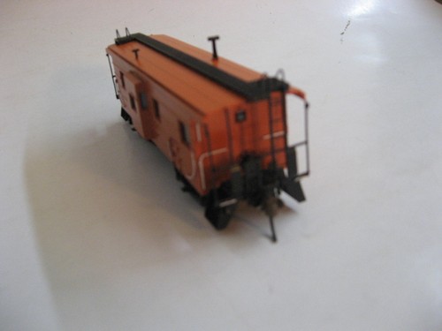 VINTAGE OVERLAND MODELS INC. BRASS MILW. RD. RIB B-W CABOOSE – HO SCALE - Picture 7 of 10