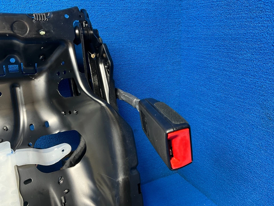 💎2011 - 2017 VOLKSWAGEN CC FRONT RIGHT SIDE SEAT LOWER TRACK FRAME W/ MOTOR OEM - Image 4 of 4