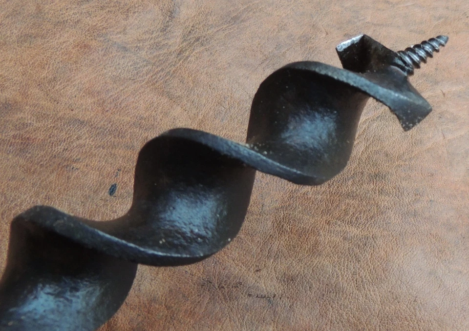 Large Vintage 1-1/4 inch T-handled Auger With Wooden T-bar, clean and sharp - Image 4 of 4