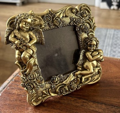 Verzierter vergoldeter Cherub Bilderrahmen für 9 x 9 cm Foto. Engel, Goldharz